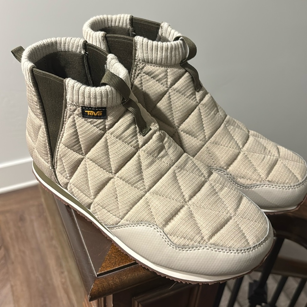 Teva quilted sneaker boot 10 new without tag